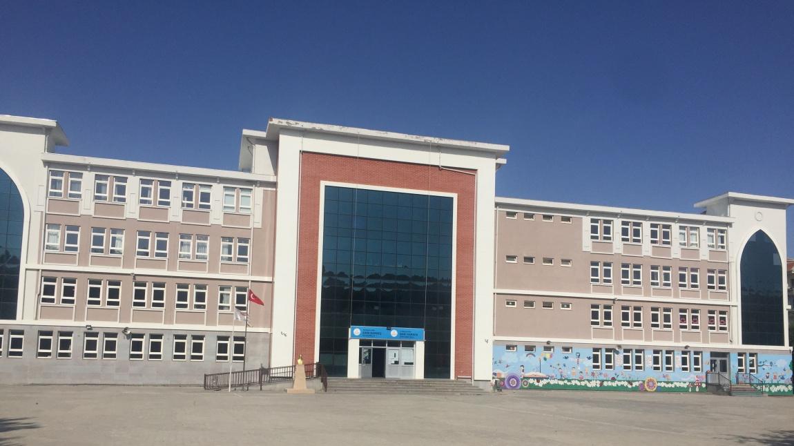 SIRRI KARDEŞ ORTAOKULU